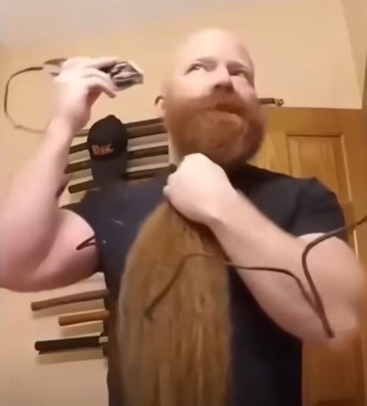 uomo si taglia barba